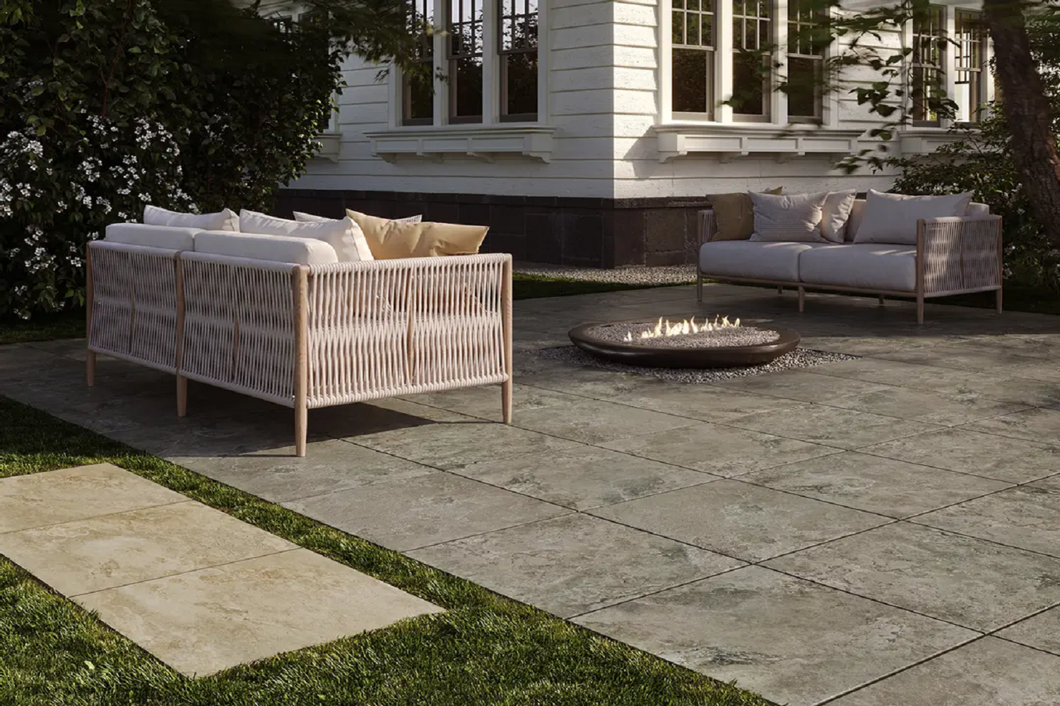 Nowoczesny taras z kamiennymi płytkami i strefą relaksu